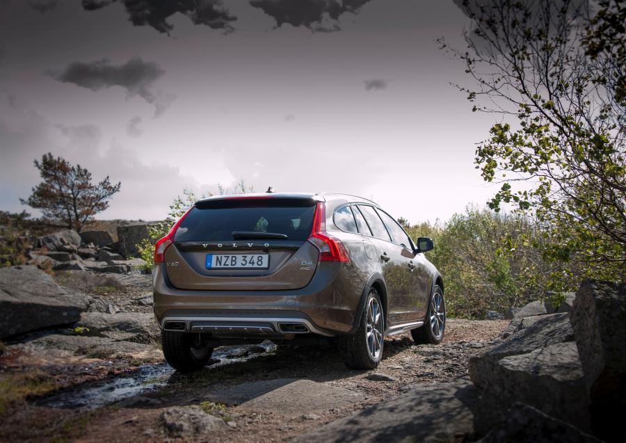  Volvo V60 D4 Cross Country 2015 года  (фото 2 из 19)